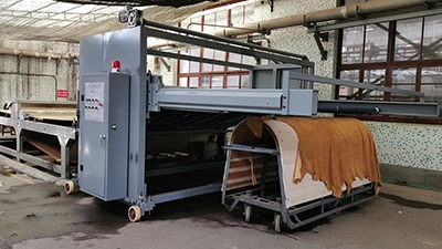 Machine pour empiler le cuir