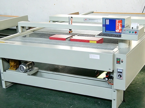 Machine de mesure du cuir fini