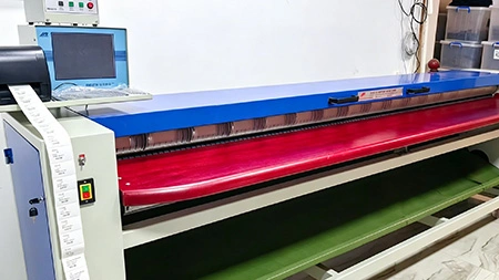Machine de mesure à rouleaux pour peaux souples larges